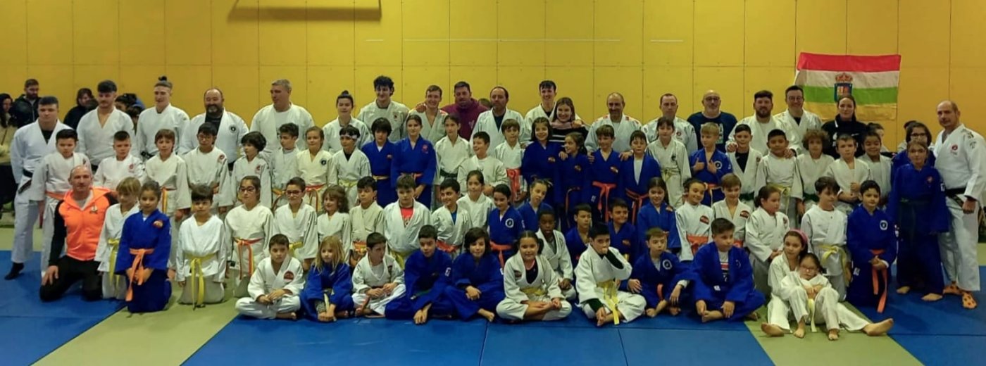 Foto de familia de los judokas que tomaron parte en los combates de la categoría alevín. / L.R.