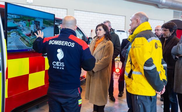 Concha Andreu atiende las explicaciones de un bombero del CEIS sobre los nuevos medios del cuerpo. / SONIA TERCERO