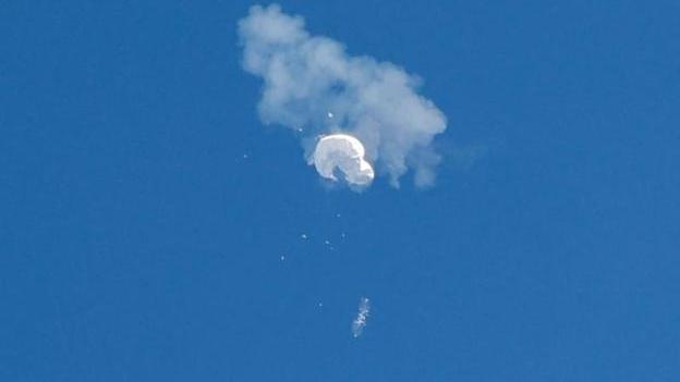Momento en que el globo es derribado con un misil/REUTERS