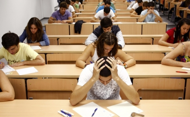 Un grupo de bachilleres sevillanos realizan una de las pruebas de selectividad/REUTERS