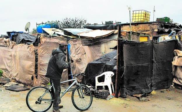 Las chabolas de Walili, unos días antes de que las excavadoras las derribaran el pasado lunes./EFE