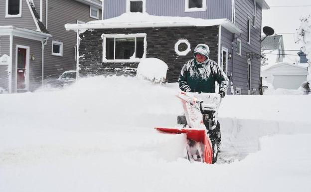 Un hombre quita la nieve que dejó la tormenta que afectó a gran parte de Estados Unidos en diciembre de 2022/EFE