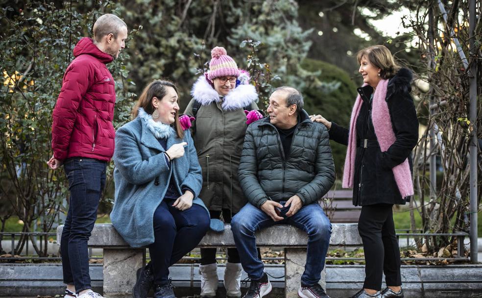 Adrián, Cristina, Natalia, Héctor y Pilar conversan en un banco del Paseo del Espolón. /Justo Rodríguez