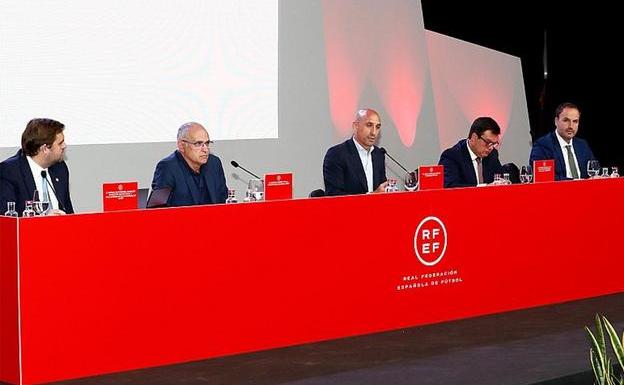 Luis Rubiales preside una reunión de la candidatura del Mundial 2030/RFEF