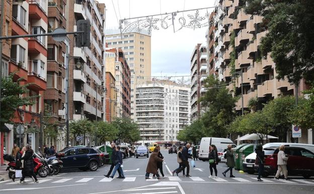 El tránsito de peatones y vehículos en la calle de San Antón este miércoles por la mañana. /Juan Marín