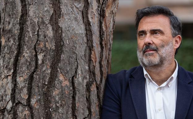 José María Vera posa en el parque del Carmen antes de su entrevista con Diario La Rioja. /Sonia Tercero