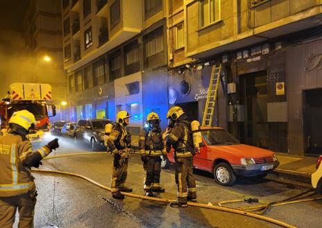 Imagen secundaria 1 - Un herido grave y otro leve en un incendio en la discoteca Bella Época de Logroño