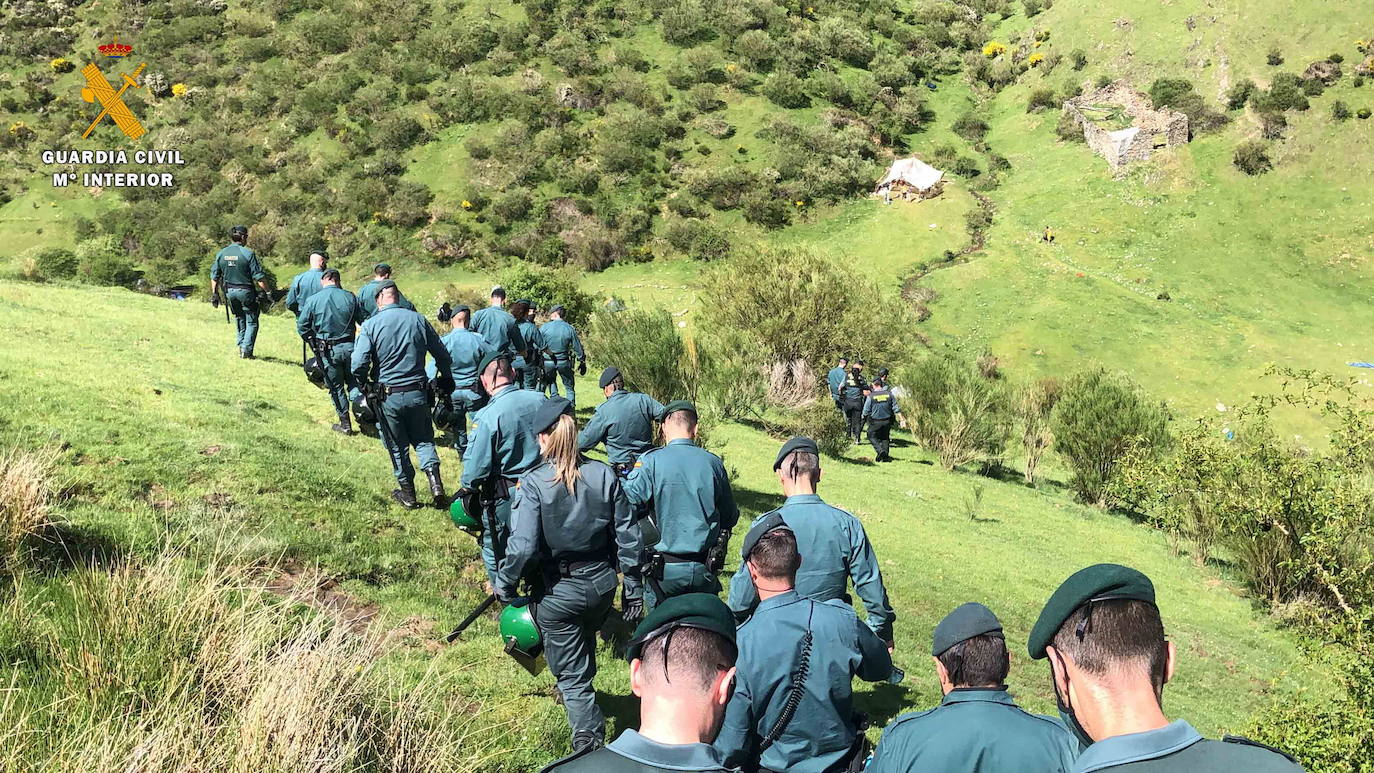 Imagen secundaria 2 - La Familia Arcoíris 'reaparece' en la localidad gaditana de Benaocaz