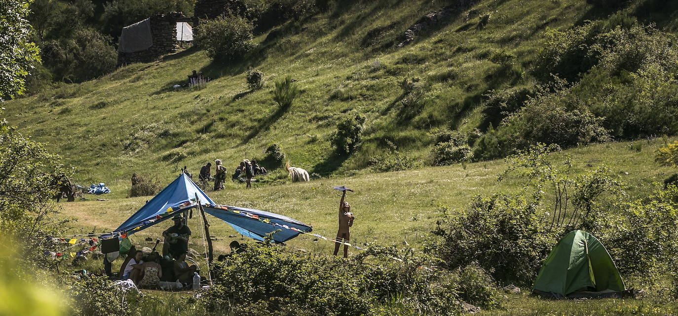 Imagen secundaria 1 - La Familia Arcoíris 'reaparece' en la localidad gaditana de Benaocaz