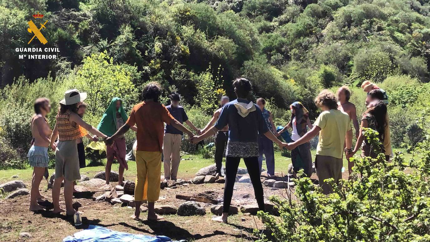Imagen principal - La Familia Arcoíris 'reaparece' en la localidad gaditana de Benaocaz