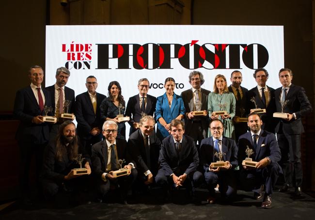 De izquierda a derecha, en la fila superior, Enrique Polo de Lara, CEO de Salesforce Iberia; Luis Enríquez, CEO de Vocento; Vala Afshar, Chief Innovation Evangelist Officer de Salesforce; Cristina Salmerón, directora de marca de Grupo Iberostar; Jaume Miquel, presidente y CEO de Tendam; Samary Fernández Feito, directora general del área de Lujo, Estilo de Vida y Revistas de Vocento; Juan Abarca Cidón, presidente de HM Hospitales; Marina Peña, directora de Márketing de Santander España; Eduardo Petrossi, consejero delegado de Mahou-San Miguel; y Juan Alonso de Lomas, CEO de L'Oréal España. Debajo, Alfonso González, CSO de Havas Media Group; Jesús Ponce, presidente de Novartis España; Ignacio Ybarra, presidente de Vocento; José Luis Martínez-Almeida, alcalde de Madrid; Pedro Calvo, director de comunicación de Telefónica España; y Erwan de la Villéon, CEO de Puy du Fou España