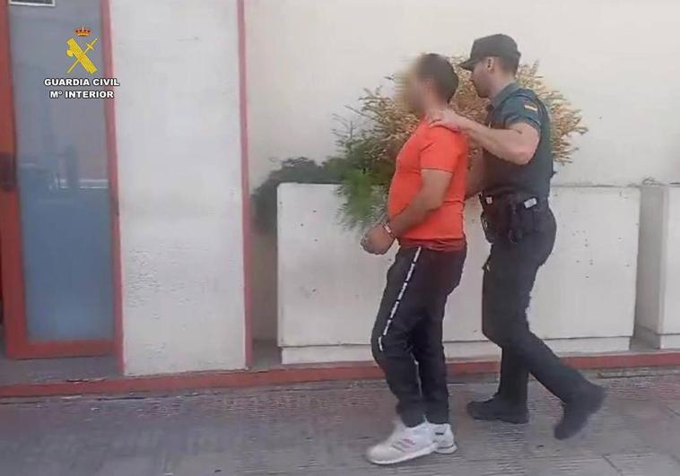 El detenido por la Guardia Civil, esposado.
