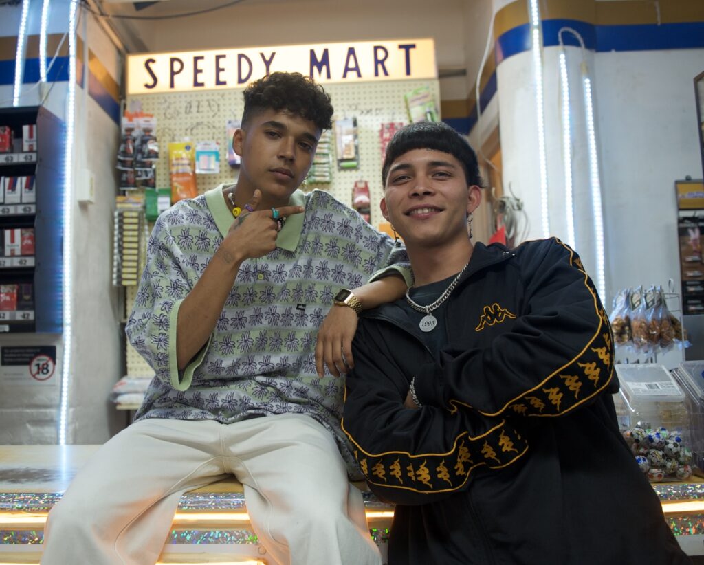 Los inseparables Vgly y Flex, posando en el Speedy Mart