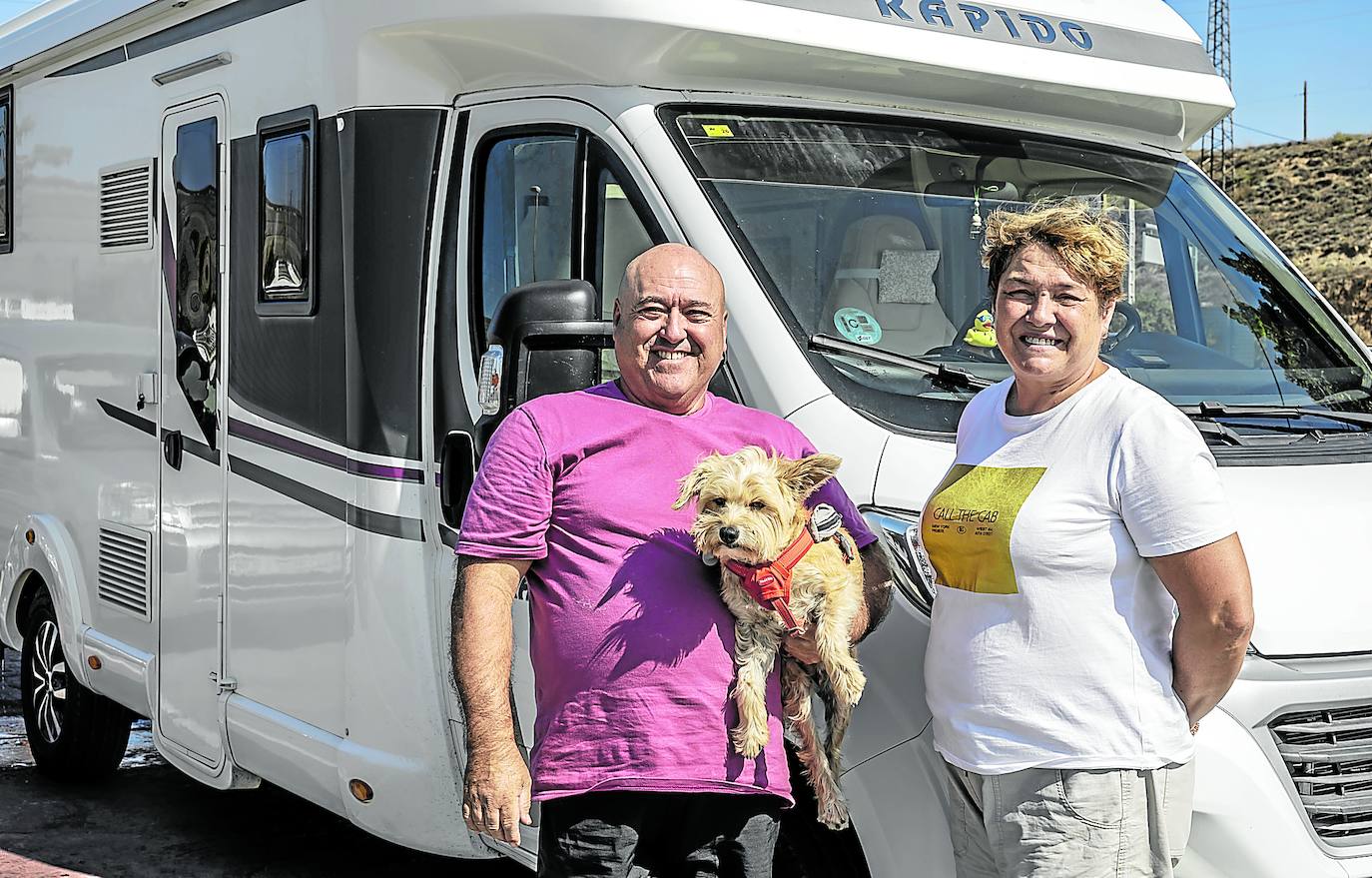 Pascual Ródenas e Isabel Serrano, junto a su autocaravana en el aparcamiento de Las Norias, que dejará de prestar servicio a este tipo de viajeros porque el Ayuntamiento va a habilitar otro.