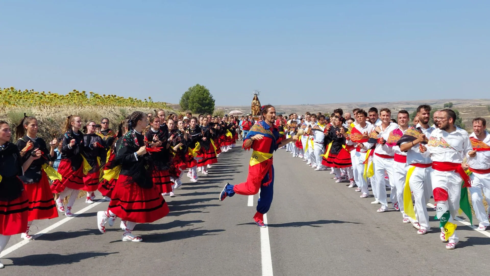 La danza volvió a unir a jóvenes y veteranos en Treviana, que recuperó una danza que se llevó el covid y otra que se abandonó hace décadas.