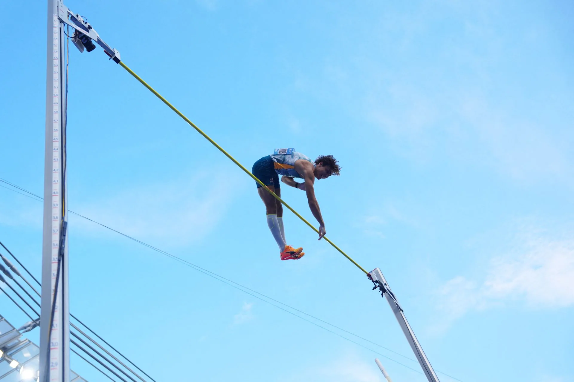 Armand Duplantis volvió a batir el lunes el récord del mundo de pértiga. En el mitin de la Diamond League de Silesi (Polonia) superó en un centímetro su propia marca y la dejó en 6,26 metros.