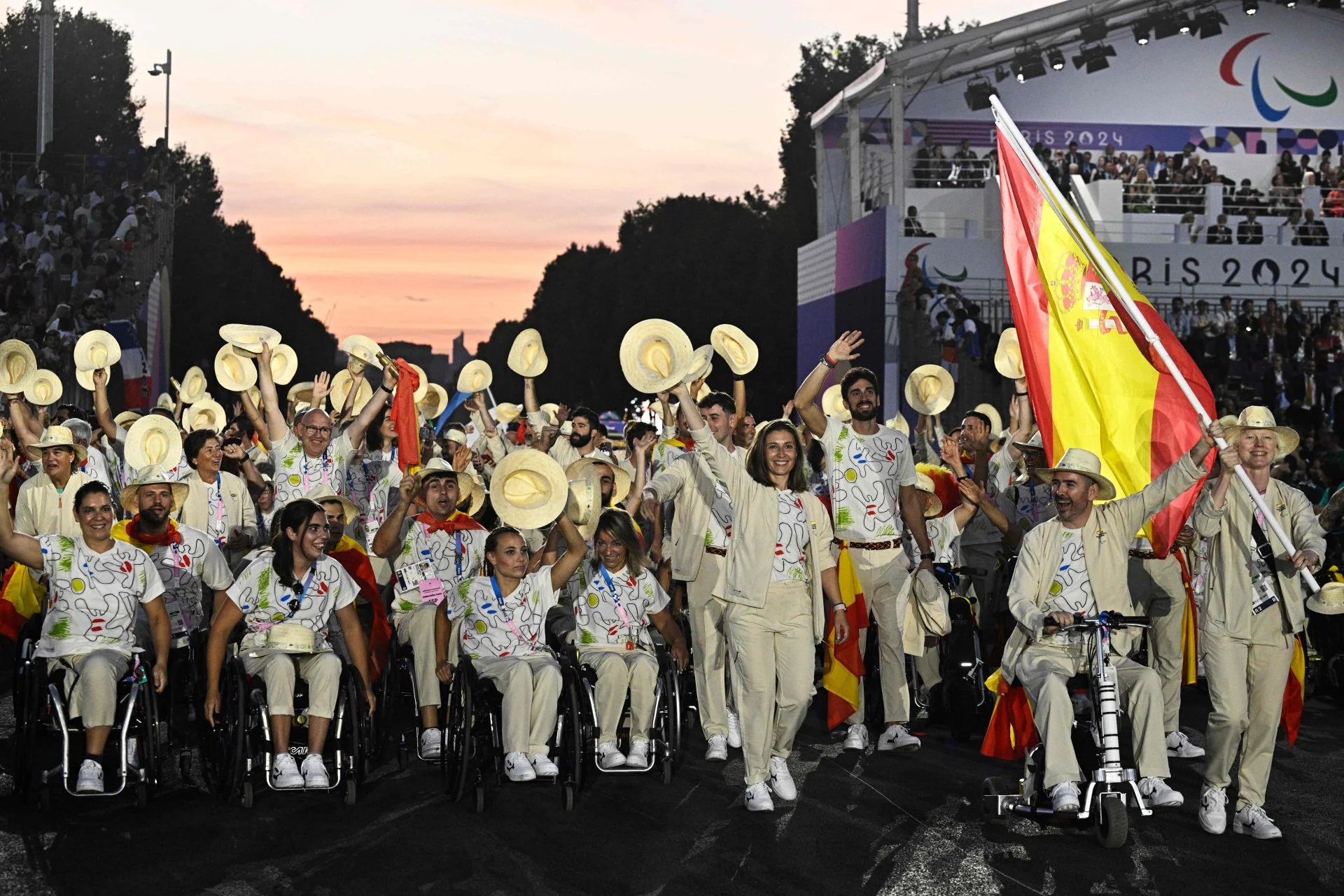 La competición paralímpica ha tomado el relevo en París. En la imagen, la delegación española saluda en la jornada inaugural.
