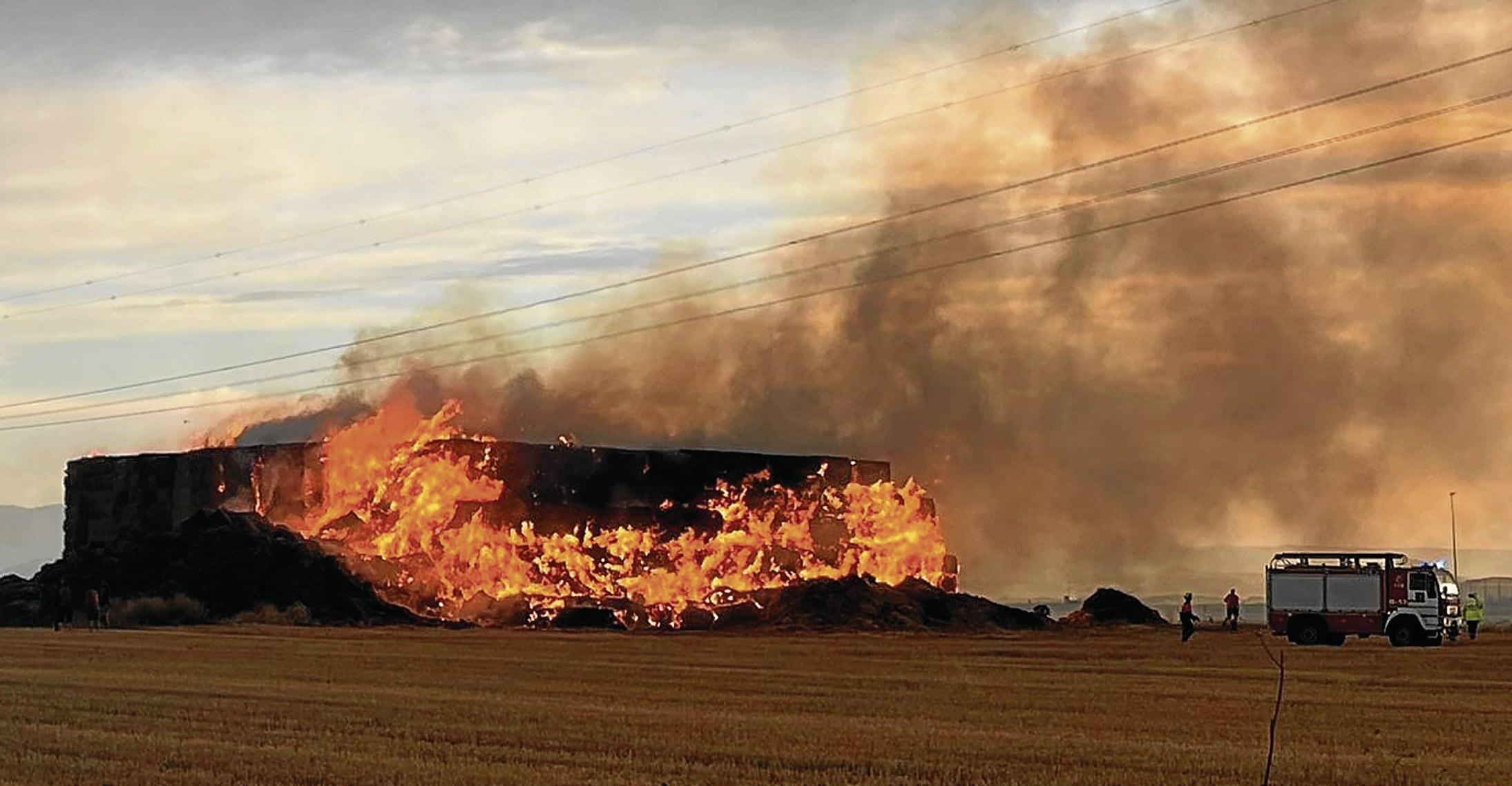 Un rayo durante la tormenta del jueves por la tarde provocó un incendio en una pila de fardos cerca de Casalarreina. 