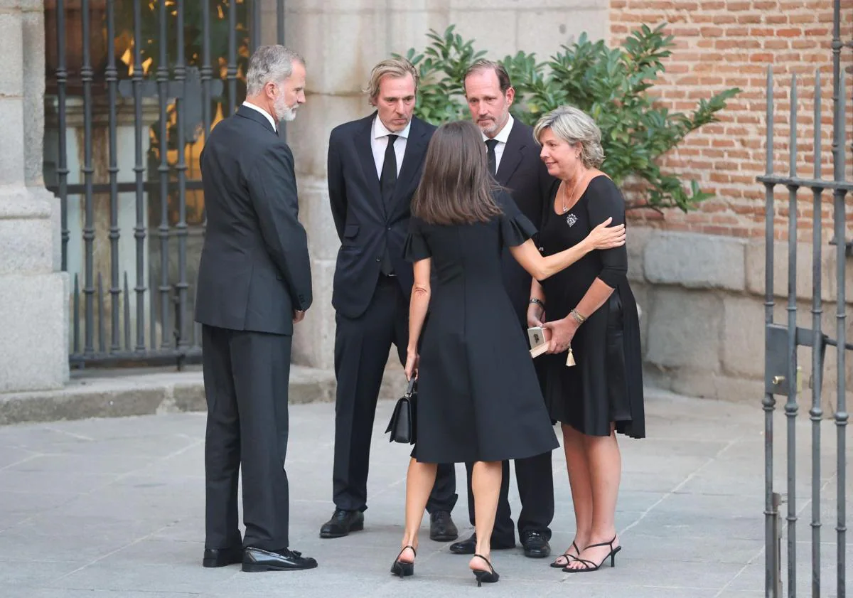 Imagen principal - En la imagen superior, los Reyes saludan asaludan a Beltrán, Bruno y Simoneta Gómez-Acebo a su llegada a la catedral donde se ha celebrado el funeral; debajo, Don Felipe y Doña Letizia saludan a los madrileños a los ciudadanos y a los medios presentes; por último, el monarca por la mañana en el cementerio madrileño donde se enterraron las cenizas de su primo Juan Gómez-Acebo.