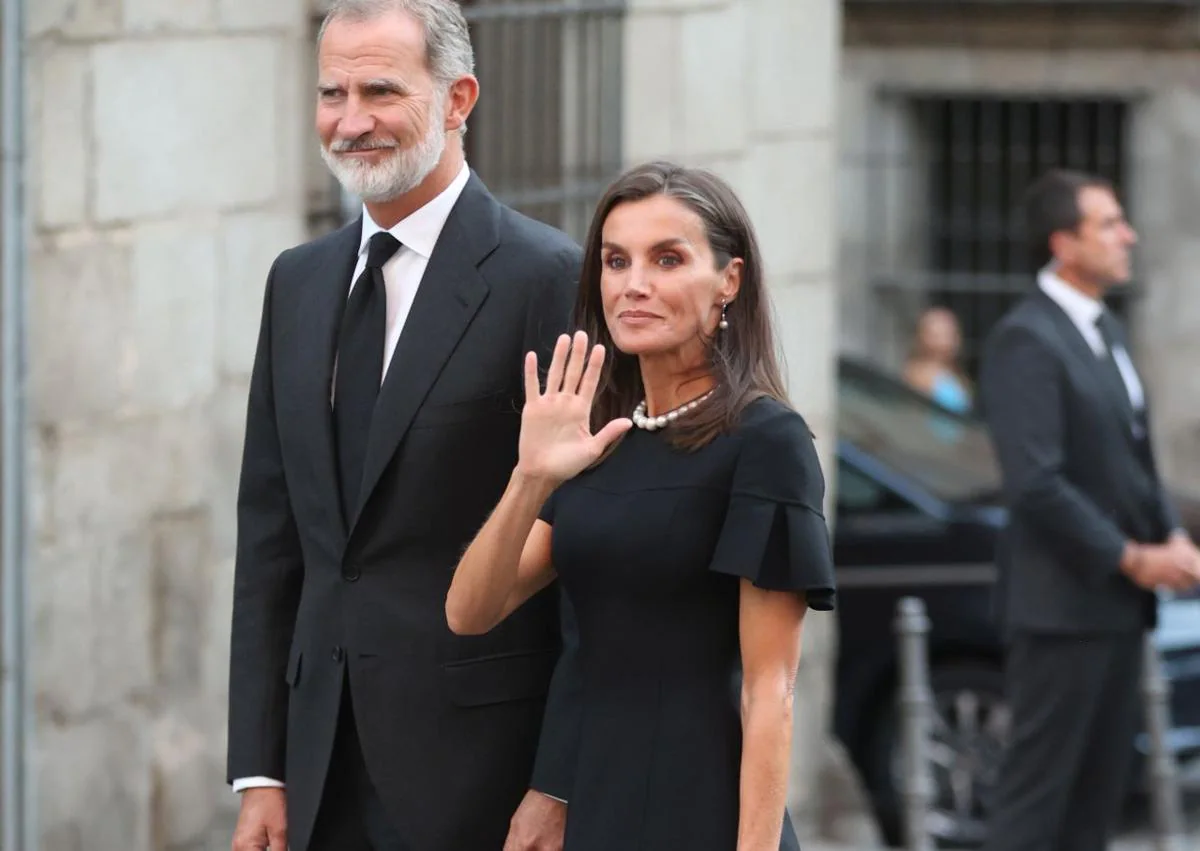 Imagen secundaria 1 - En la imagen superior, los Reyes saludan asaludan a Beltrán, Bruno y Simoneta Gómez-Acebo a su llegada a la catedral donde se ha celebrado el funeral; debajo, Don Felipe y Doña Letizia saludan a los madrileños a los ciudadanos y a los medios presentes; por último, el monarca por la mañana en el cementerio madrileño donde se enterraron las cenizas de su primo Juan Gómez-Acebo.