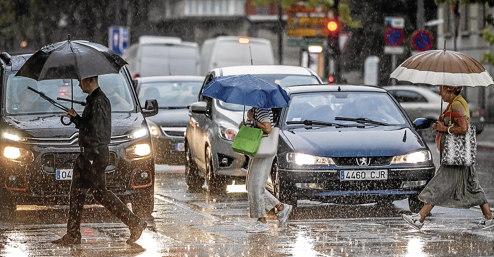 Las lluvias dejaron el jueves en la capital registros de récord. La mañana estuvo tan oscura que era necesario llevar luces durantes la tormenta matutina en Logroño.