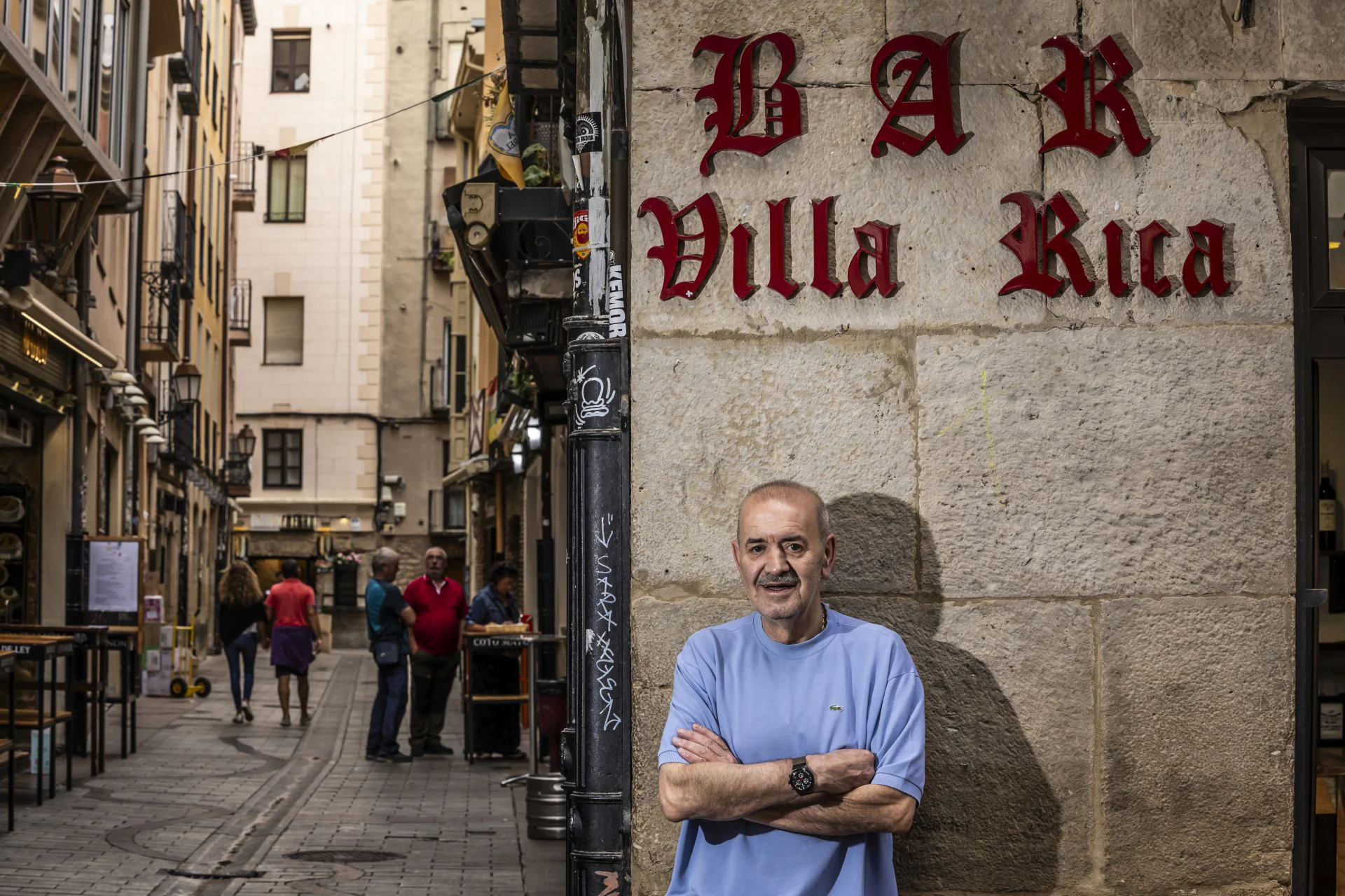 Eduardo San José, en la puerta de su bar, entre Laurel y Albornoz, donde ha pasado los últimos 25 años. Este sábado cerró por jubilación.