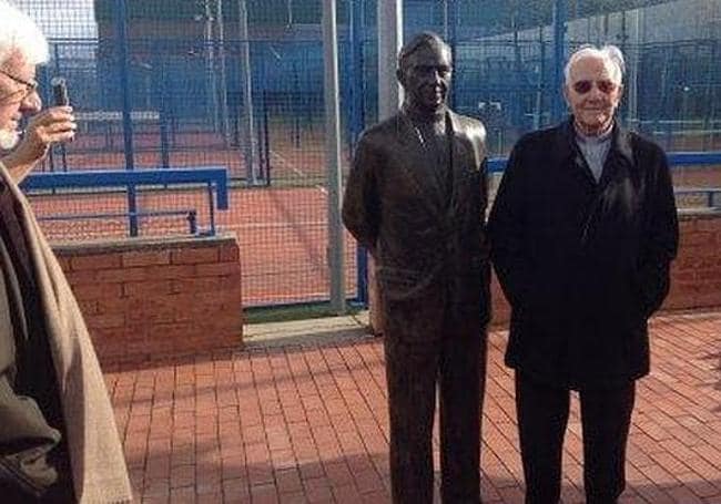 Luis Gato, junto a su estatua, colocada en la Fundación Cultural Recreativa Cantabria.