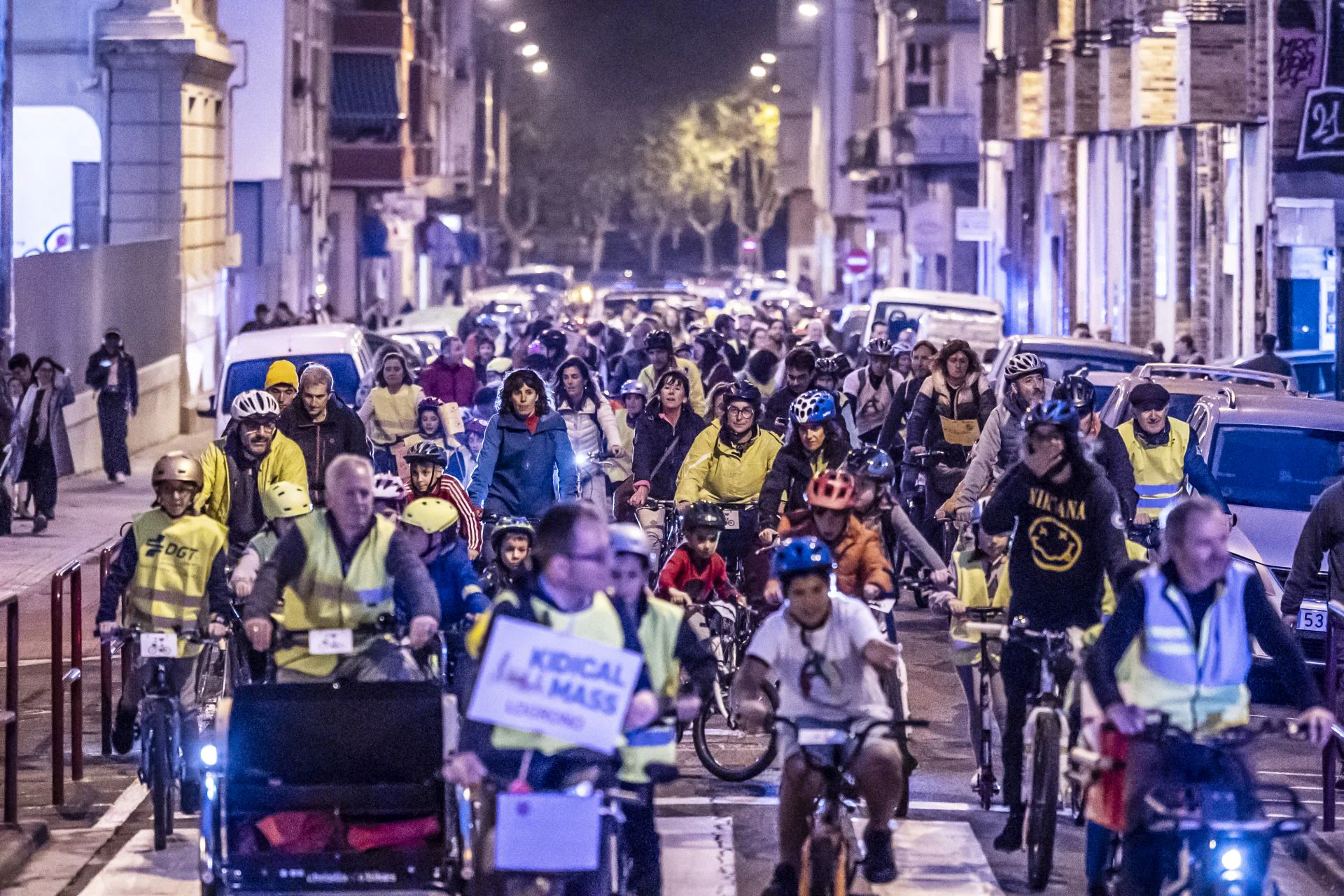 Niños y padres reclaman en Logroño, en una marcha ciclista, entornos más seguros para el tráfico.