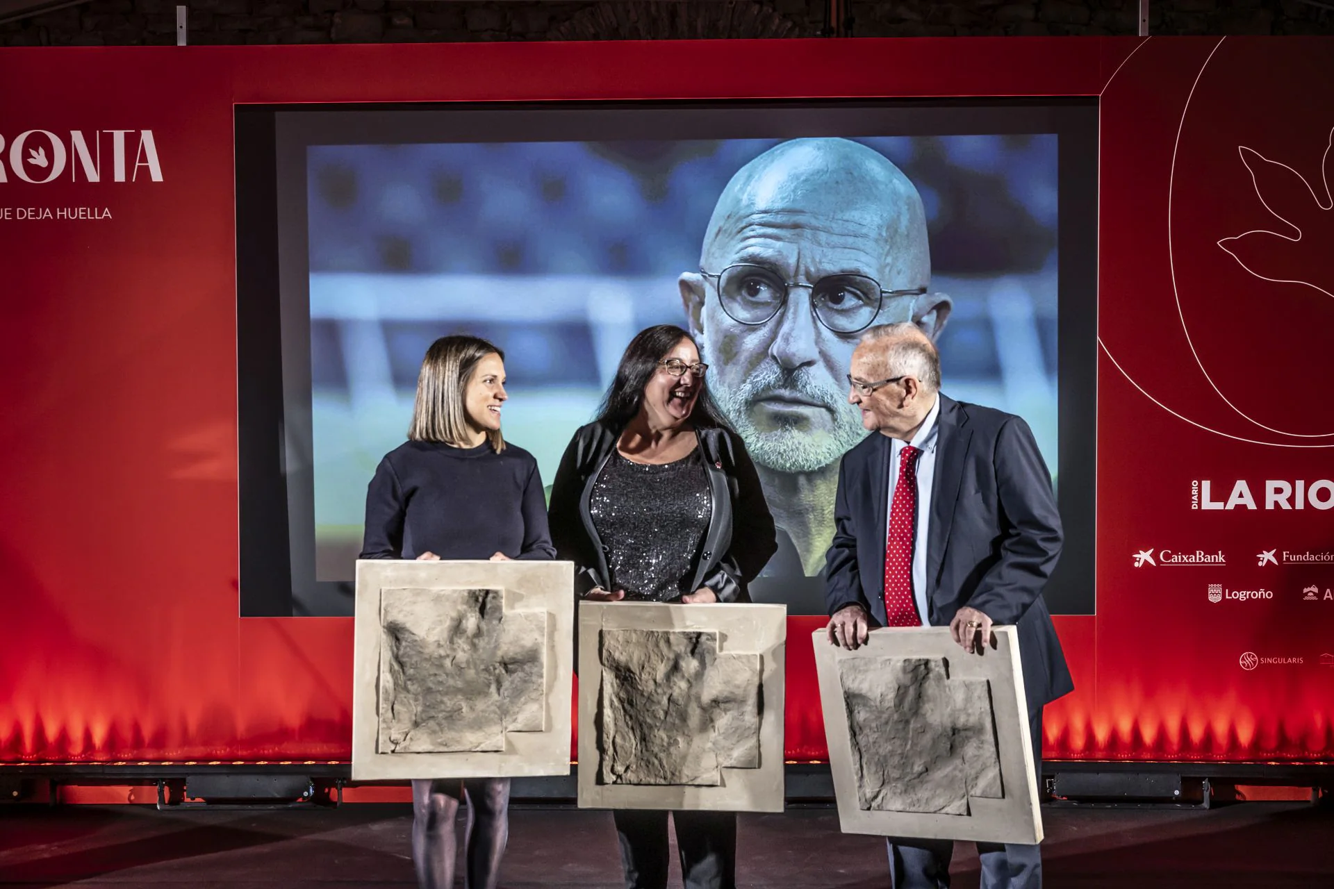 Diario LA RIOJA entrega los Premios Impronta, instaurados con motivo de su 135 aniversario. En la imagen, la sobrina de Luis de la Fuente, Beatriz, la presidenta del Orfeón, Olivia Berdonces, y Claudio García Turza, con las distinciones.