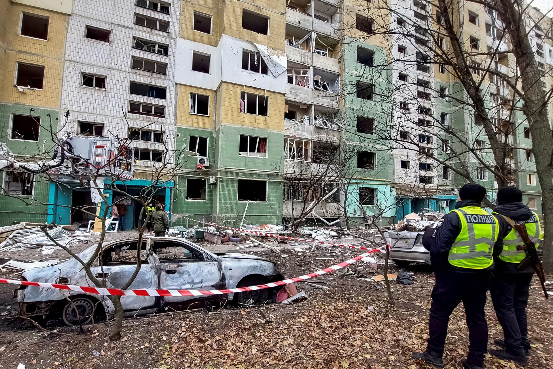 Dos agentes de policía observan los daños causados por un misil ruso en un edificio de la ciudad ucraniana de Sumi. Los dos ataques del lunes dejaron una veintena de muertos.