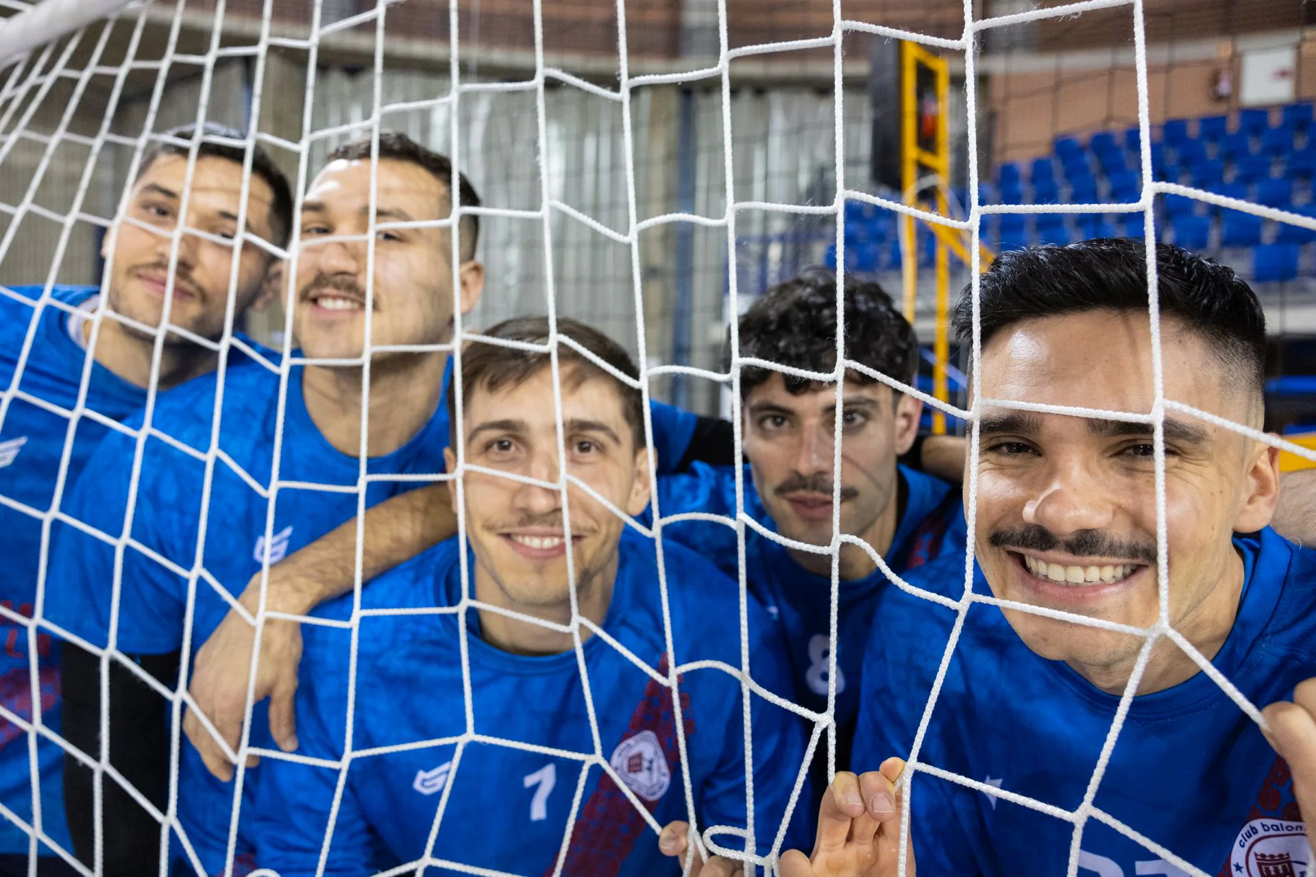 Los jugadores del Balonmano Ciudad de Logroño muestran su 'bigotuda' solidaridad con su compañero Xavi Tuà, que superó un tumor testicular.