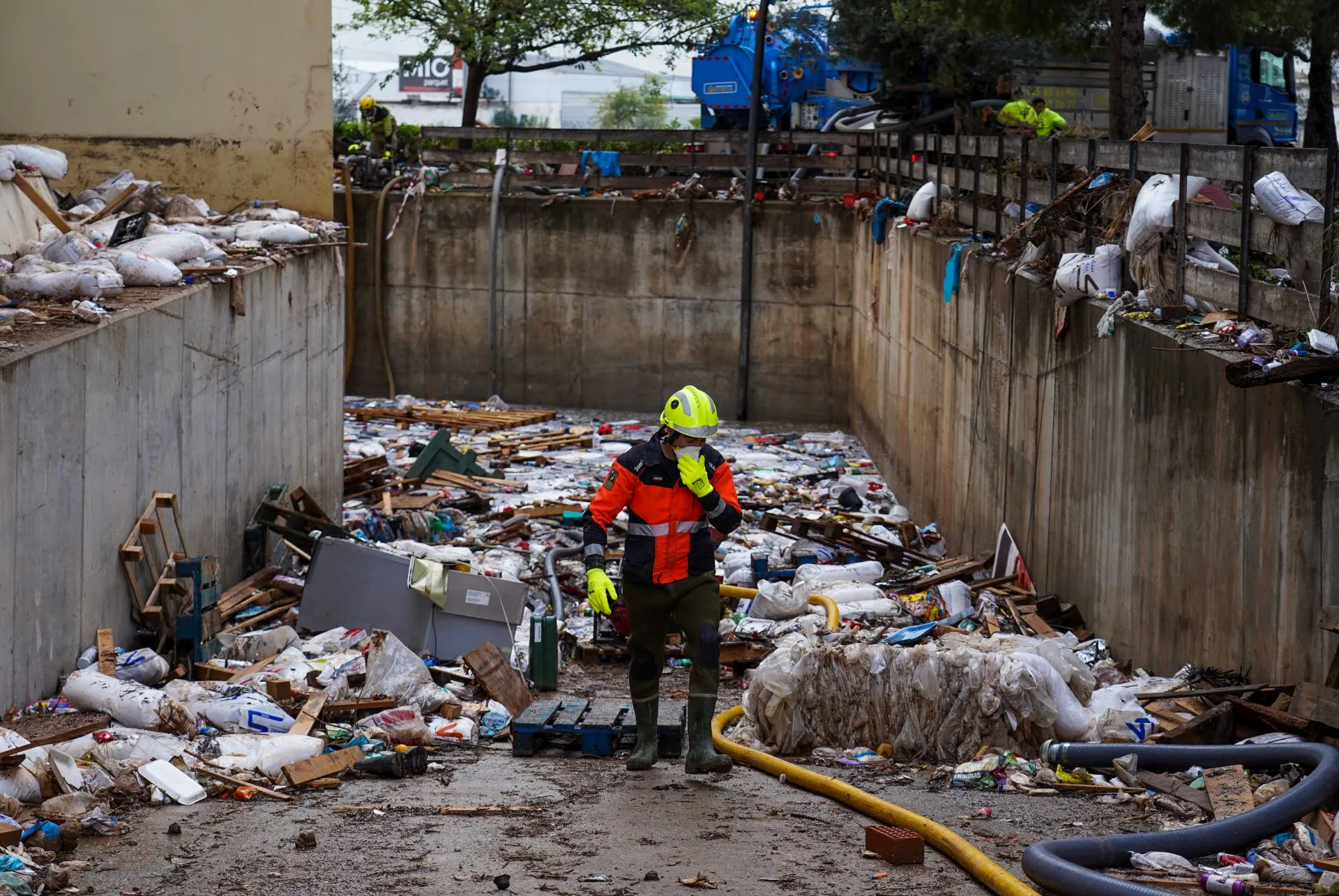 Un bombero del Ceis Rioja, en la salida del aparcamiento del centro comercial Bonaire, en Aldaya, donde afortunadamente no aparecieron muertos.