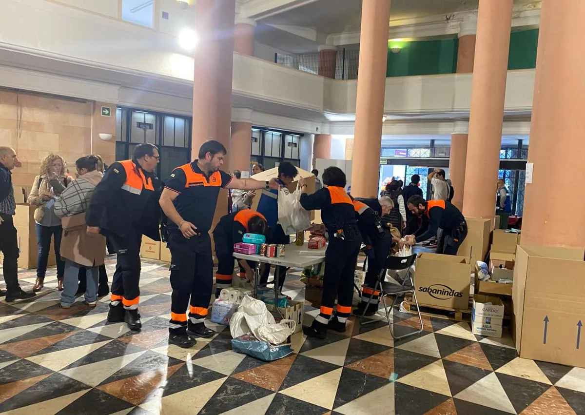 Imagen secundaria 1 - Los riojanos se vuelcan con los afectados por la DANA