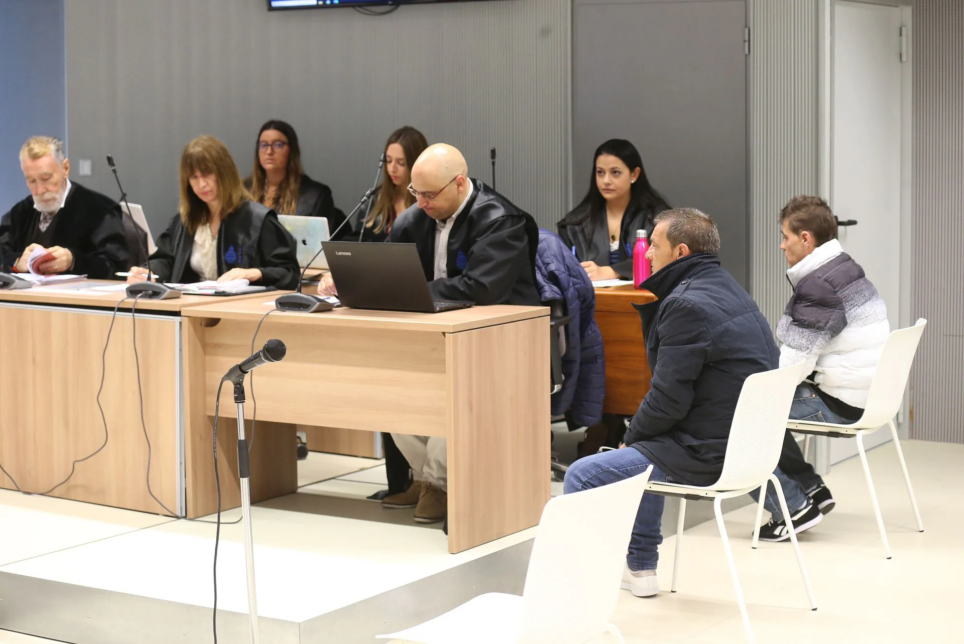 Los dos acusados del asesinato del hostelero Guillermo Castillo, en la imagen en la primera jornada del juicio, se culpan mutuamente.