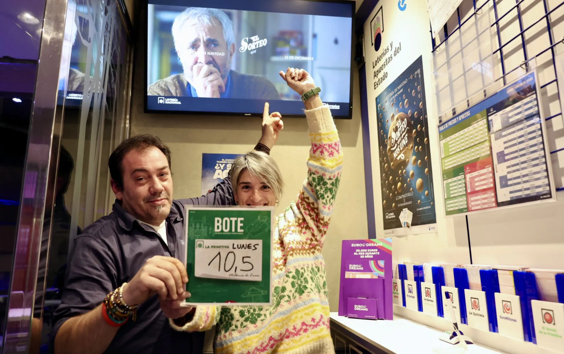 Gustavo Villaescuerna y Beatriz Sáez, que regentan el bar Arizona donde se selló el boleto ganador de La Primitiva, celebran haber dado 10 millones de euros. 
