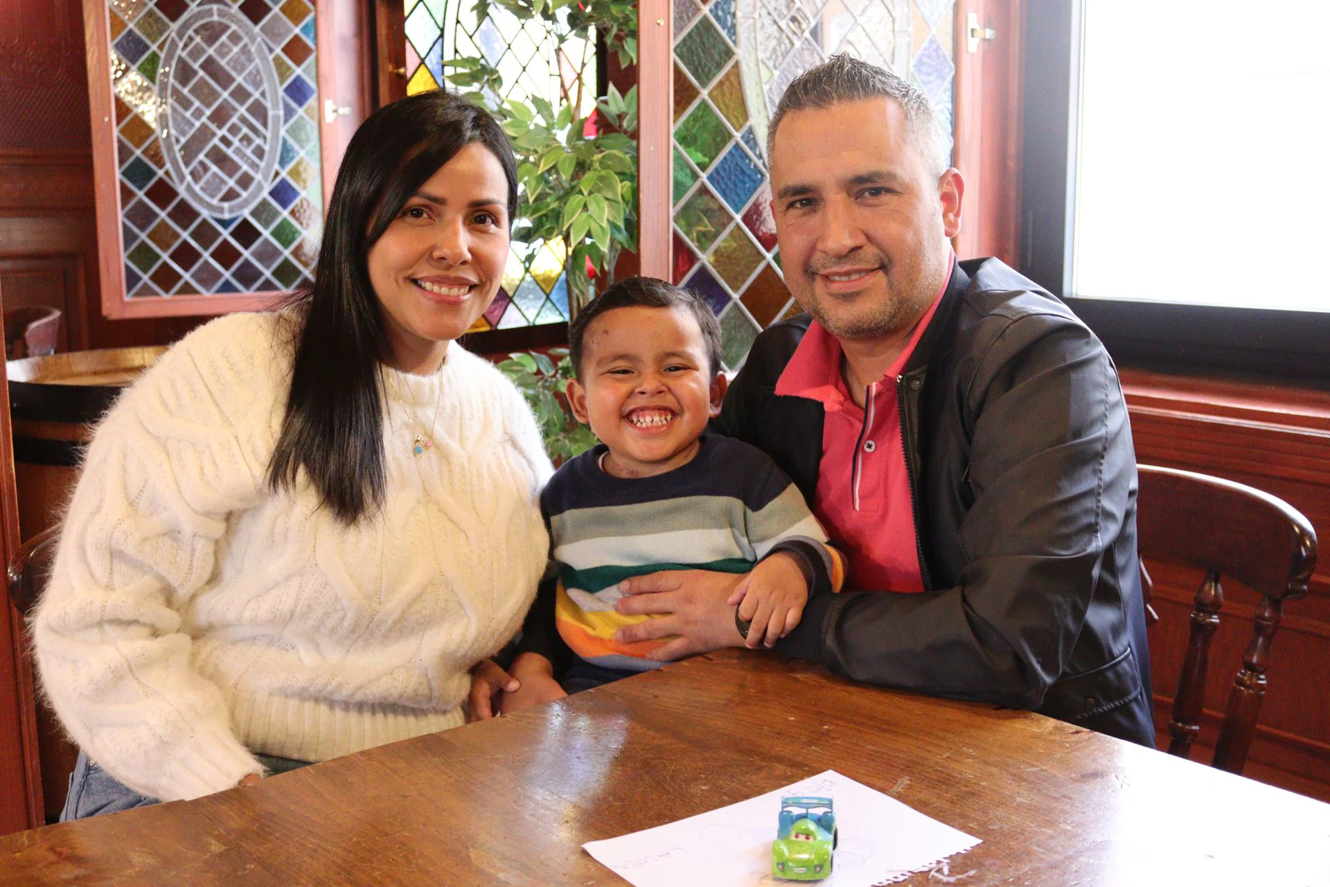 Diego, junto a su padres Yohana y Alejandro, en una cafetería de Haro, a donde a regresado tras unos días agónicos entre hospitales por su atragantamiento con un cacahuete.