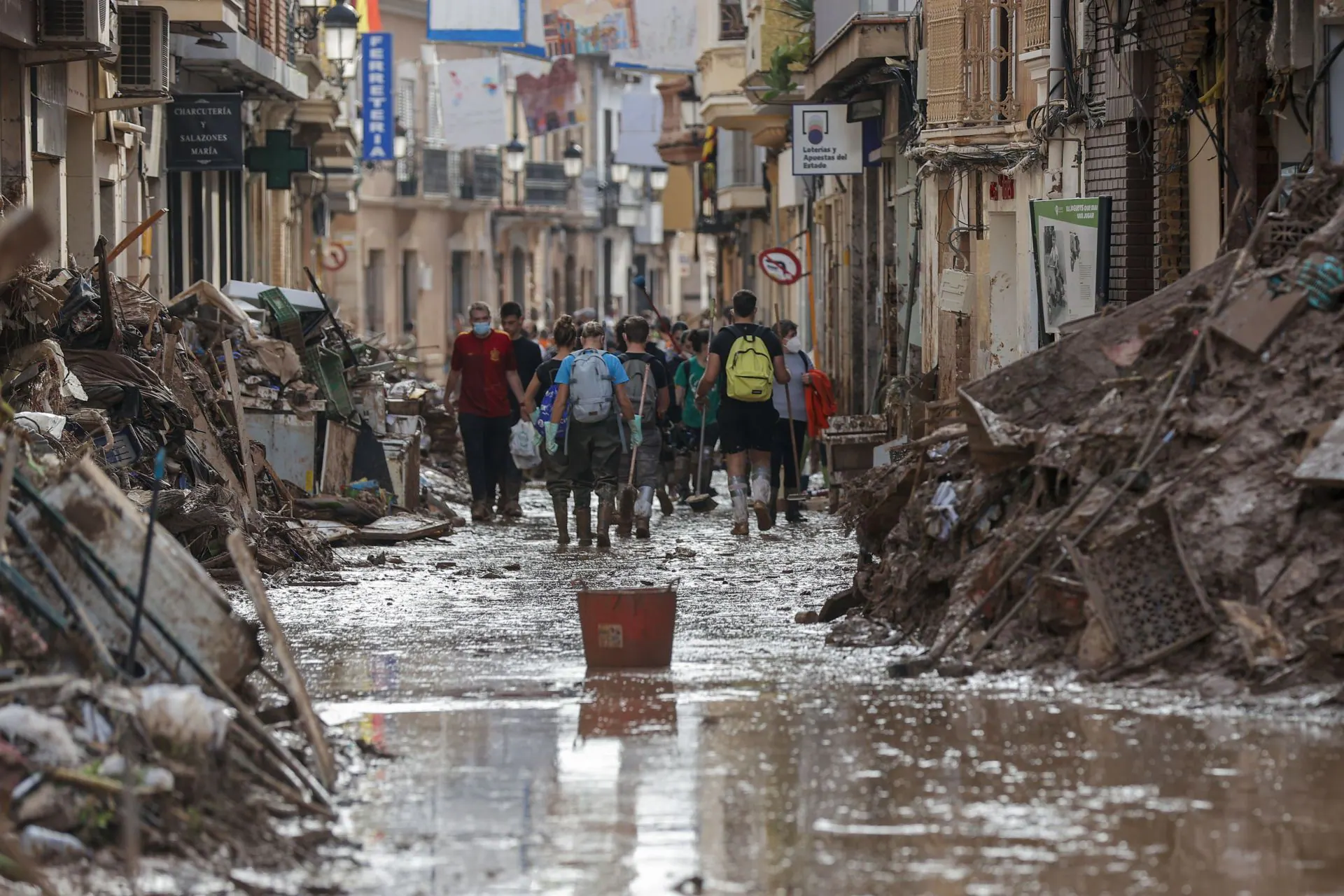 Paiporta, el municipio con más fallecidos por la DANA, intenta limpiar sus calles con la ayuda de voluntarios.