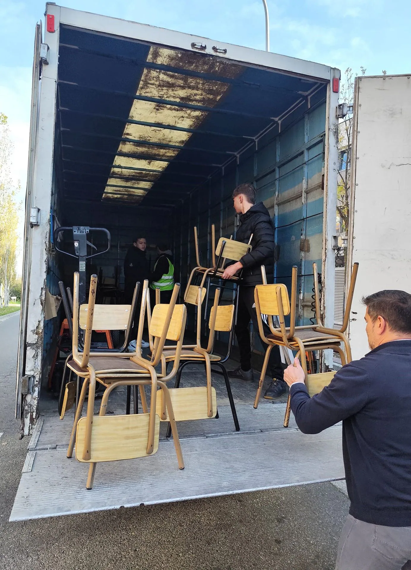 La solidaridad riojana no para y adopta todas las formas posibles: el colegio Paula Montal envía todo tipo de muebles y material escolar a un centro devastado por la DANA.