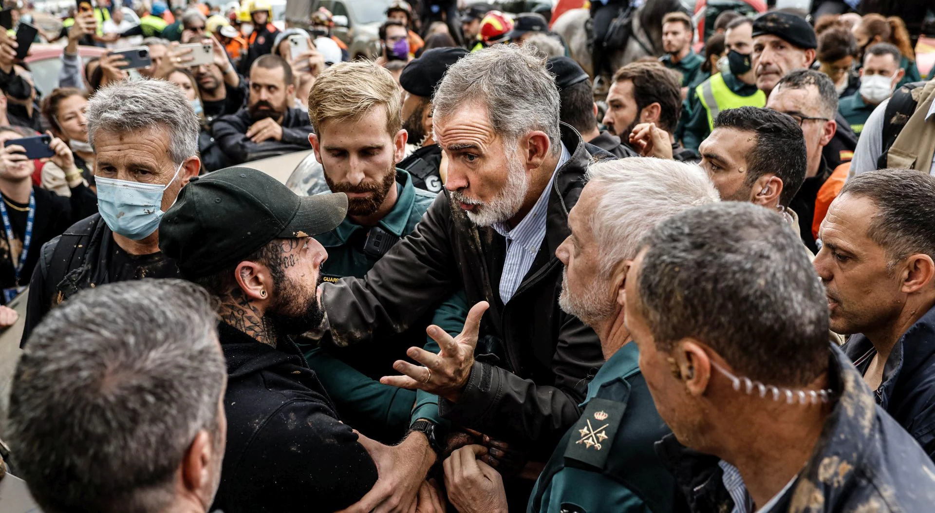 El rey Felipe VI habla con un vecino de Paiporta enfadado por la gestion de la catástrofe. La visita de los Reyes, el presidente Sánchez y el titular autonómico, Mazón, desató una ola de protestas.