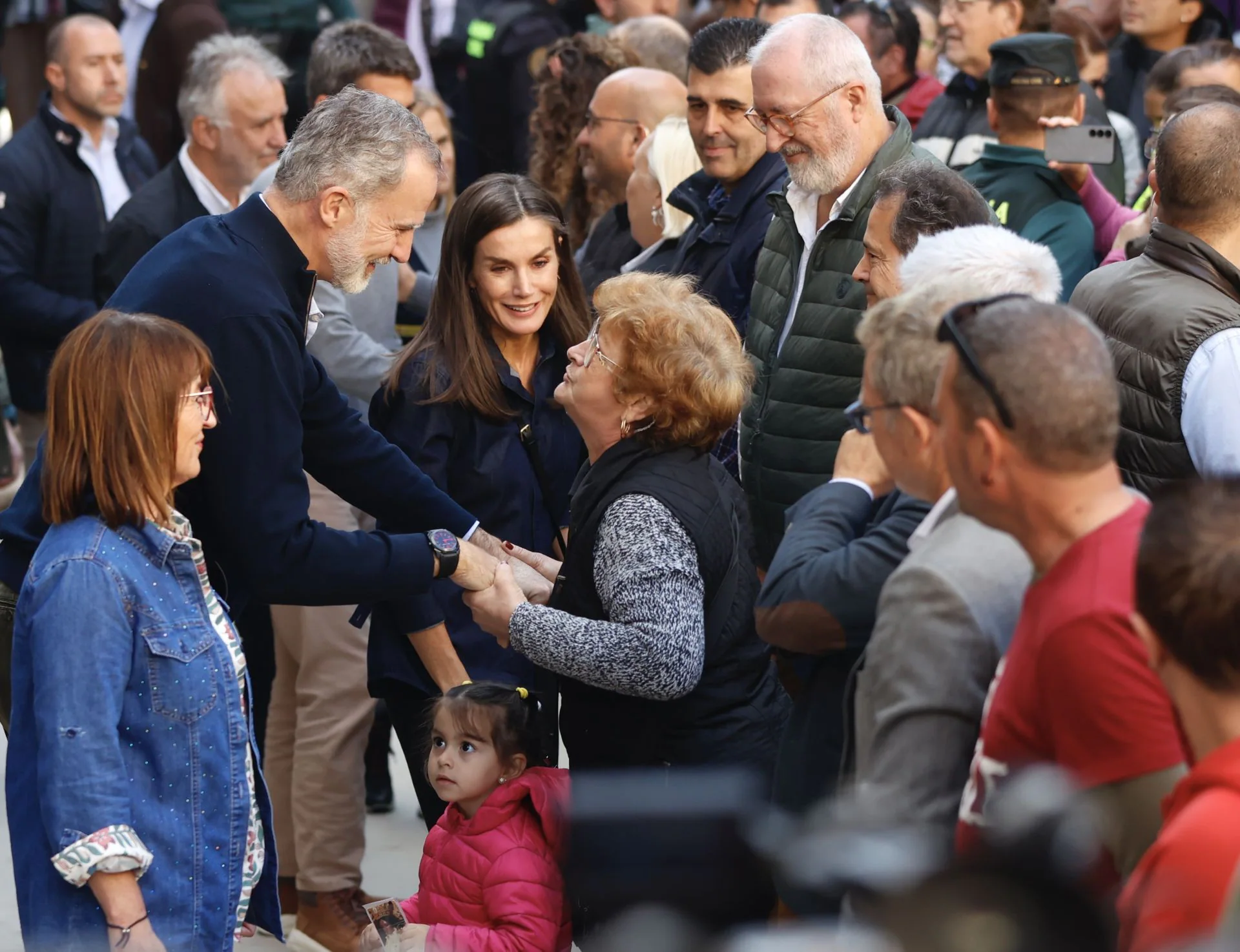 Dos semanas después de su accidentada visita, don Felipe y doña Letizia regresan a la zona cero de la DANA y reciben el cariño de los vecinos.