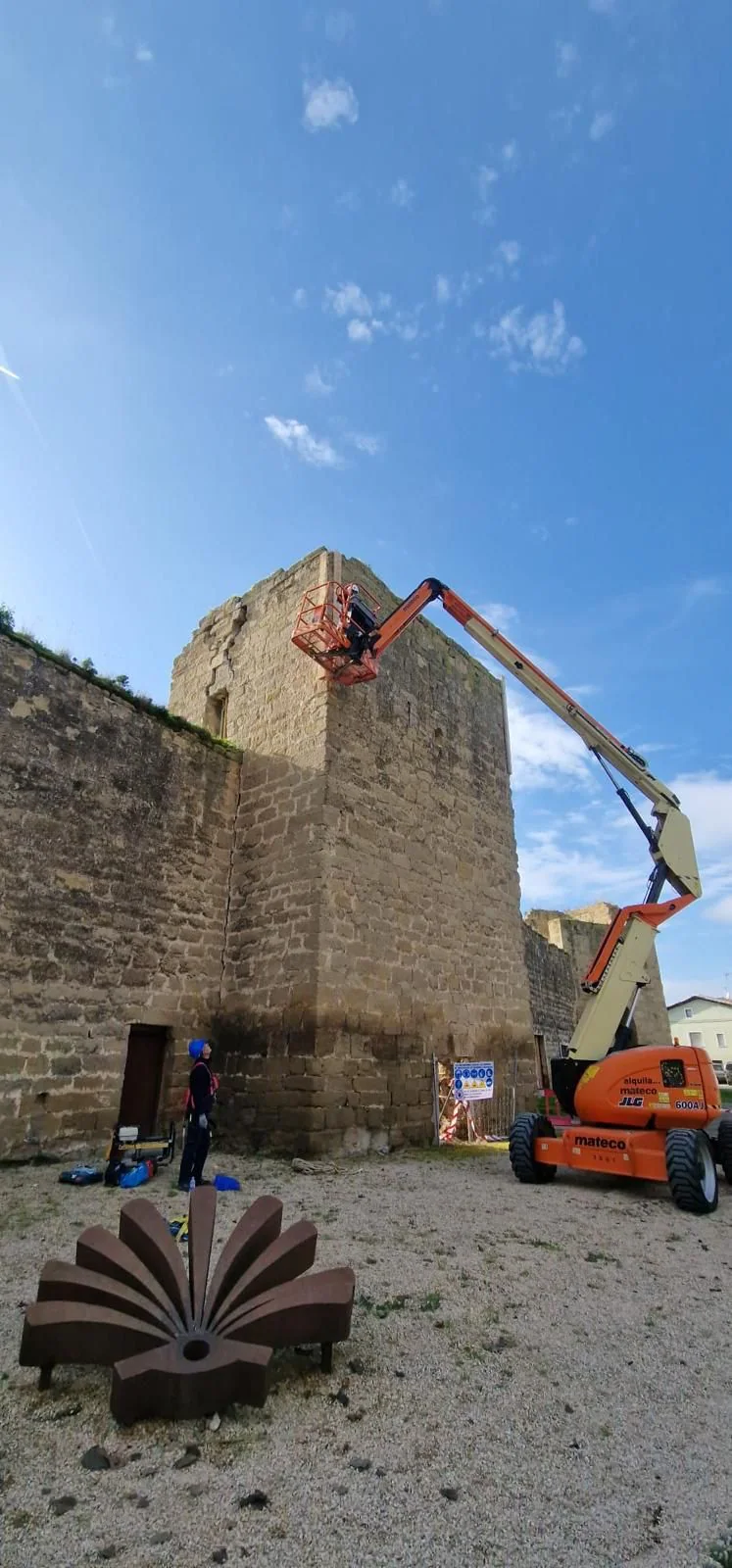 La actuación en el torreón medieval de Santo Domingo intenta frenar el colapso por falta de material en la base.