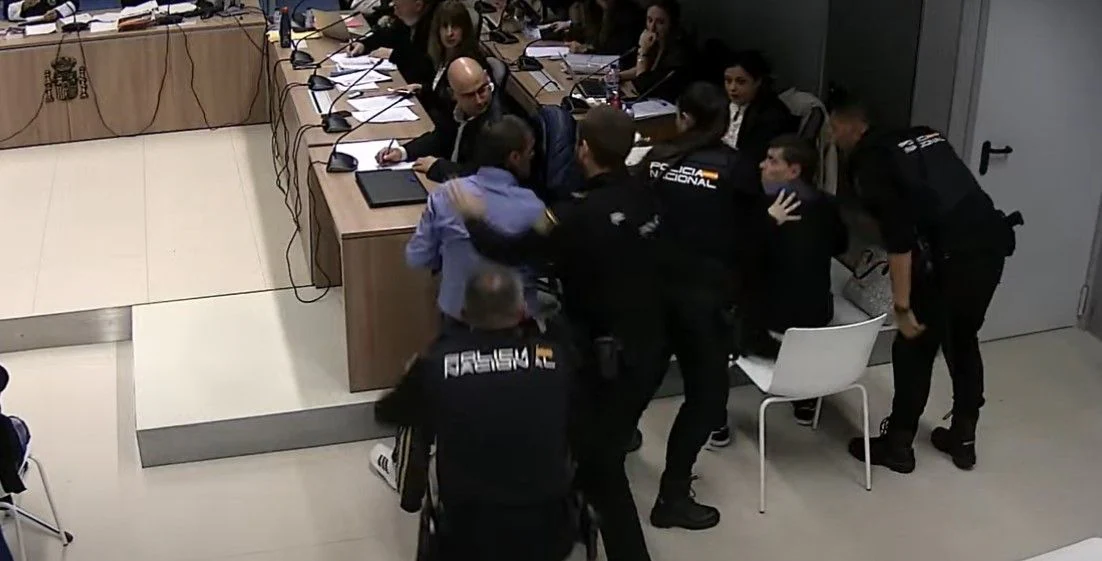 Los acusados de asesinar Guillermo Castllo en Cuzcurrita se enzarzaron en una pelea durante la segunda sesión del juicio. Tuvieron que ser separados por la Policía Nacional.