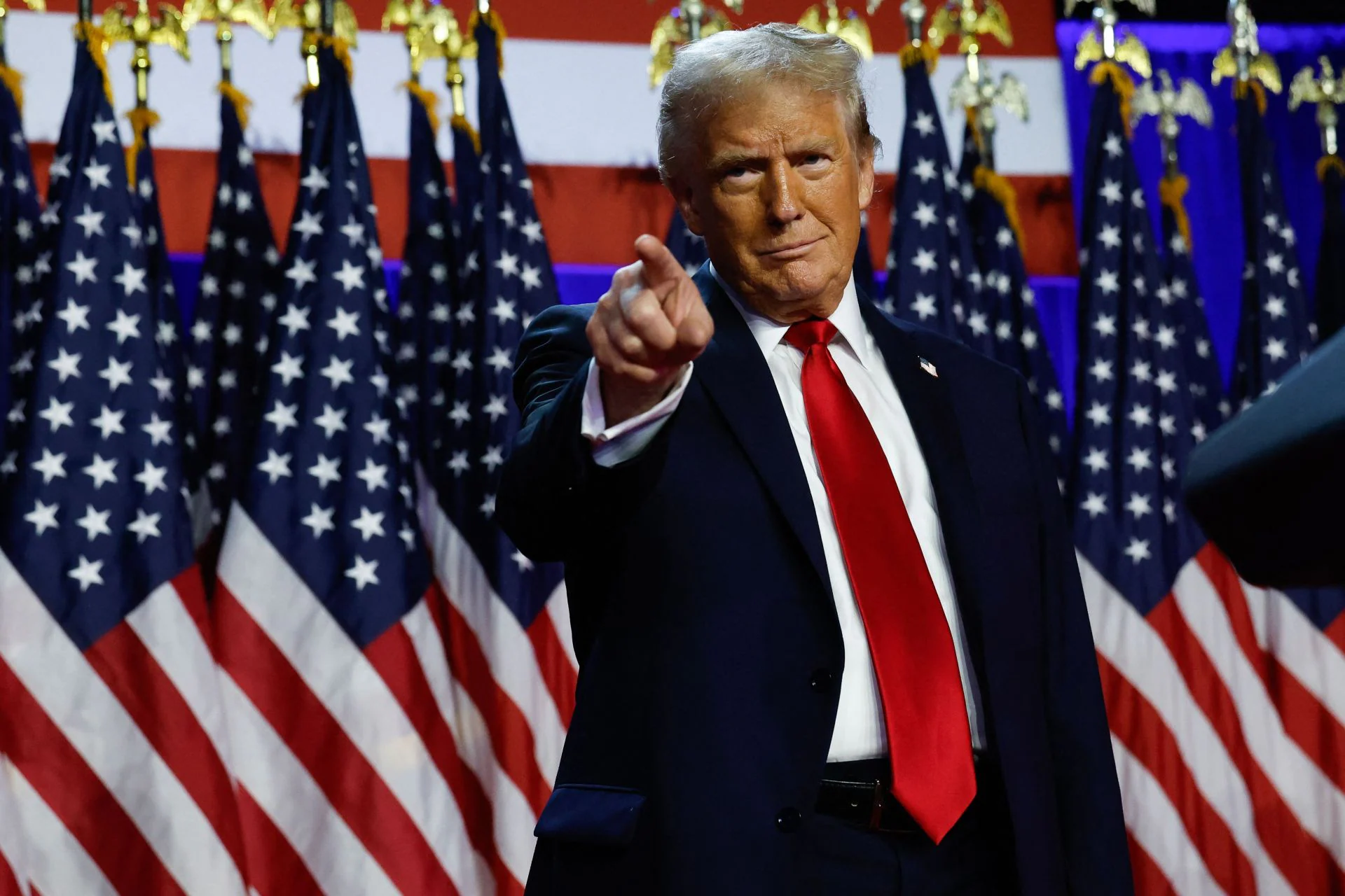 Donald Trump sorprendió con una clara victoria ante Kamala Harris. «Vamos a arreglar todo lo que está mal en este país», afirmó en su discurso triunfal en Florida. 