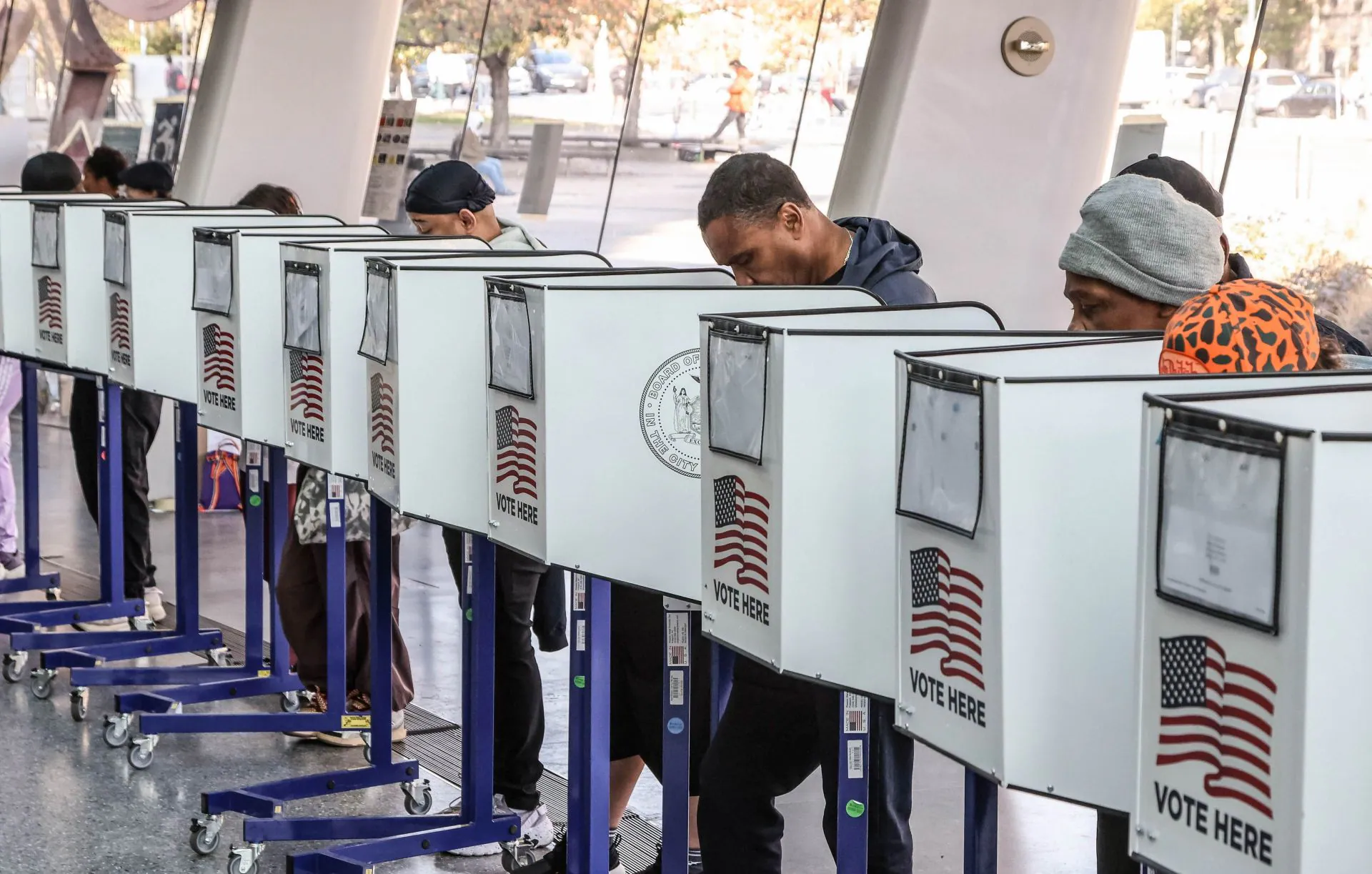 Ciudadanos despositan su voto en un colegio electoral abierto en el vestíbulo del Museo de Brooklyn.