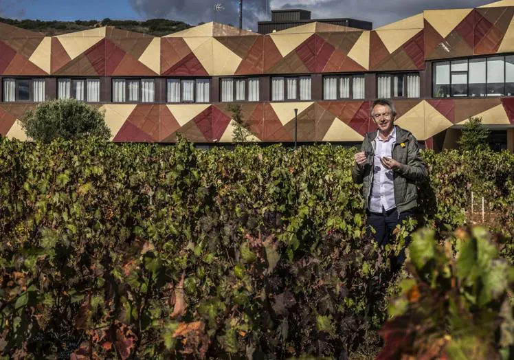 Carlos Bujanda controla unas tres hectáreas de maturana tinta en su bodega FyA de Navarrete.