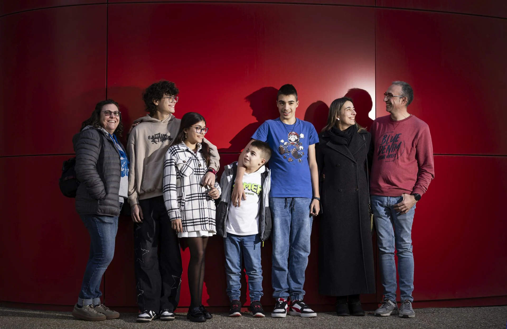 Mayka, con sus hijos Álex y María, y Mario y Rubén, con sus padres María y Daniel. Son los miembros de dos familias riojanas con niños con altas capacidades y piden programas de apoyo y lucha contra los estereotipos. 
