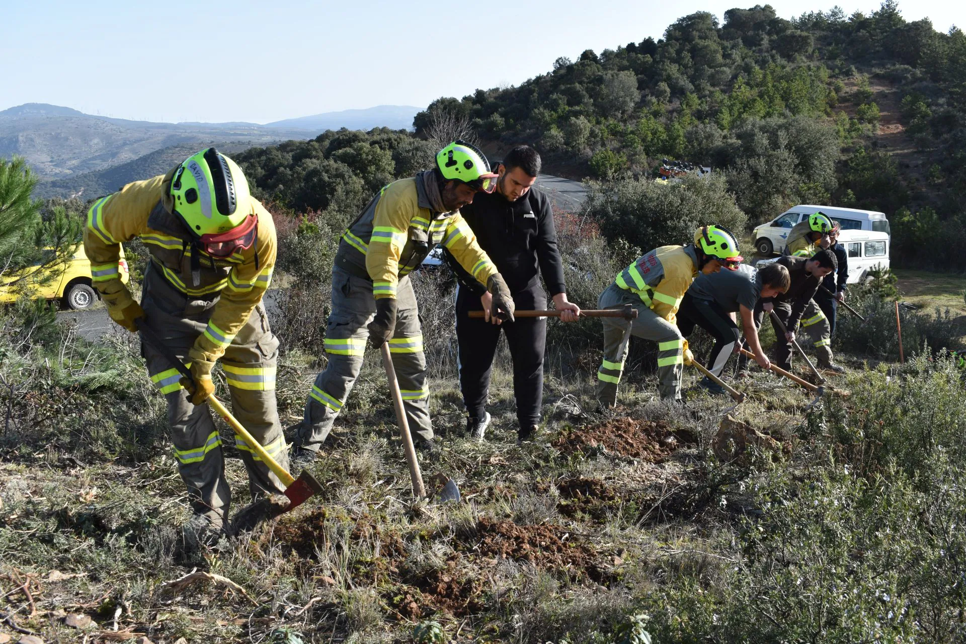 or un lado, retenes ya curtidos. Por otro, jóvenes de FP. El presente y, quizá, el futuro de la lucha contra el fuego se encontraron en el monte en Cornago en una novedosa experiencia.