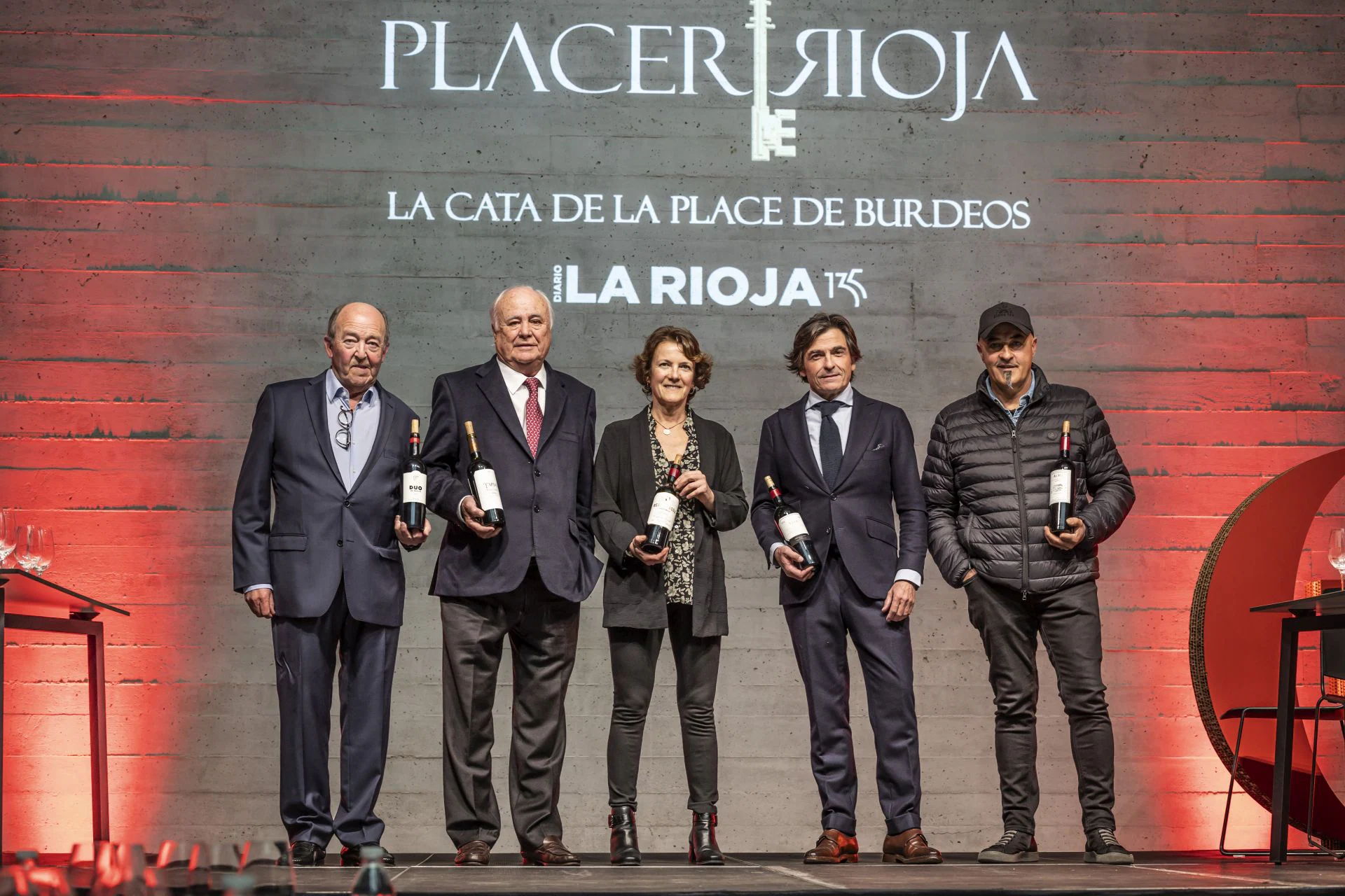 Diario LA RIOJA pone el broche a su 135 cumpleaños con una histórica de degustación de vinos de los pioneros que abierto paso en La Place de Burdeos. En la imagen, Basilio Izquierdo, Francisco Hurtado de Amézaga, María Larrea, Telmo Rodríguez y Juanjo Santos.
