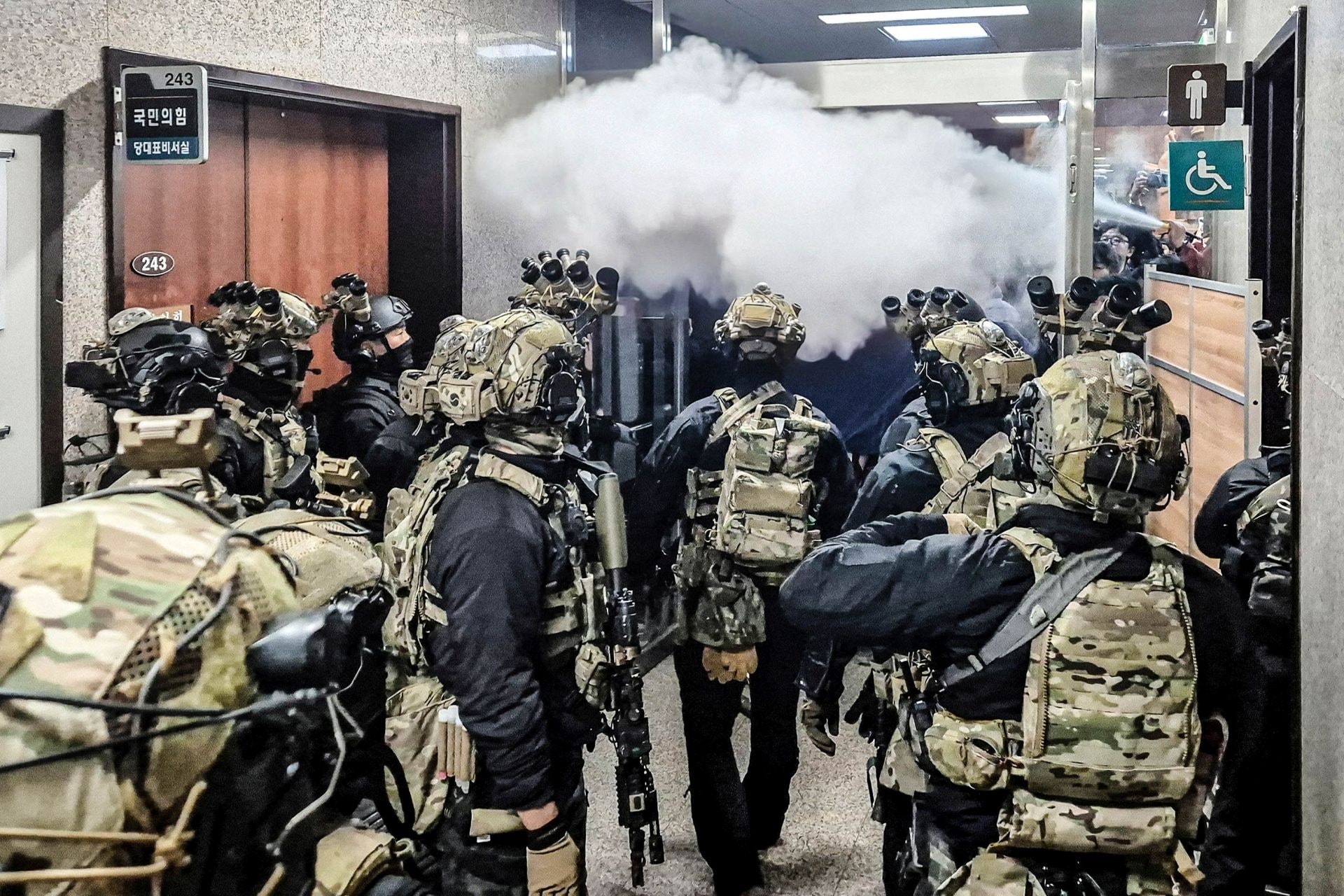 Soldados surcoreanos intentan acceder a la entrada principal de la Asamblea Nacional. El presidente cedió ante esta y admitió levantar la ley marcial.