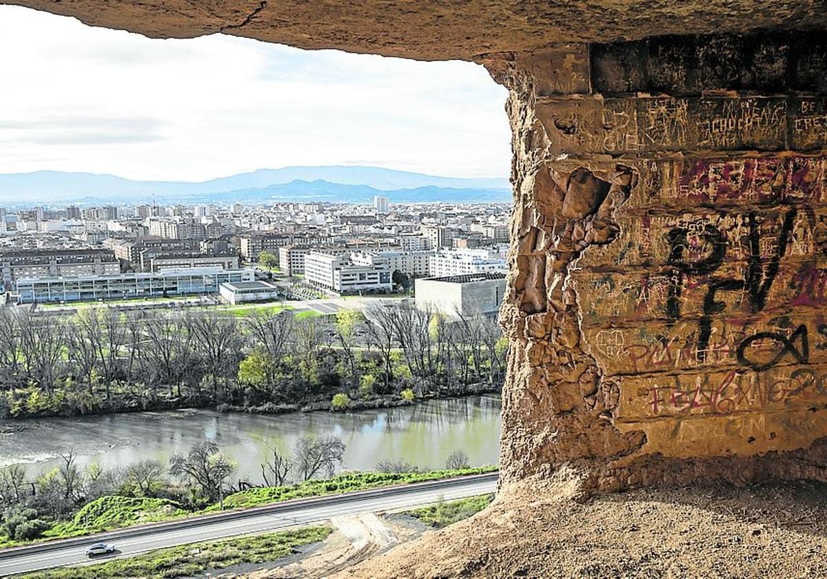 Imagen principal - 'Los ojos del Ebro', olvidados y vandalizados